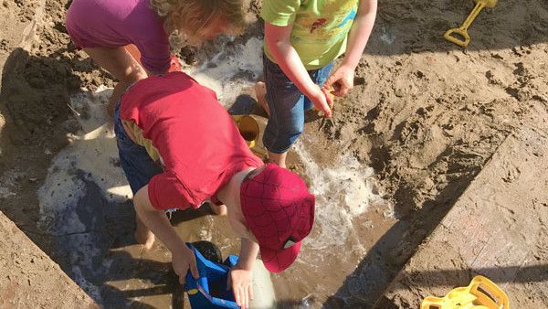 Im Sommer spielen wir gerne mit Wasser in der Sandkiste