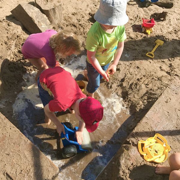 Im Sommer spielen wir gerne mit Wasser in der Sandkiste